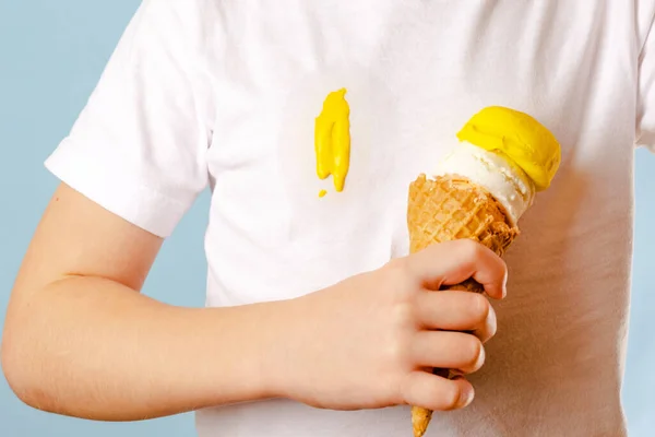 Zavřete Špinavou Skvrnu Zmrzliny Bílém Tričku Ničíš Oblečení Každodenní Život — Stock fotografie