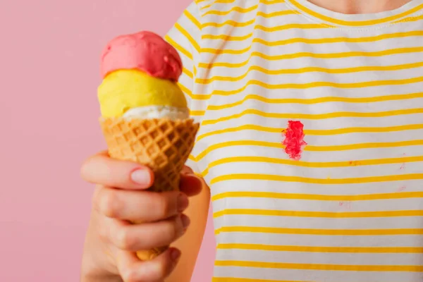 Kıyafetlerin Üzerine Kremalı Çilekli Dondurma Dökmek Pembe Arka Planda Kepçe — Stok fotoğraf