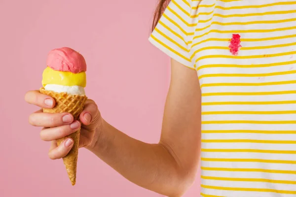 Ρίχνει Κρεμώδες Παγωτό Φράουλα Στα Ρούχα Χέρι Ενός Κοριτσιού Που — Φωτογραφία Αρχείου