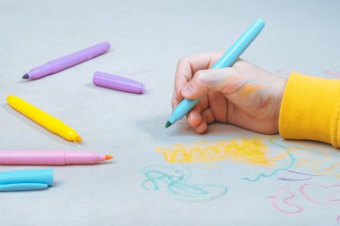 Koltuğun döşemesine keçeli kalemle çocuk eli çizimi. Günlük hayat, temizlik ve temizlik için kirli bir leke. Yüksek kalite fotoğraf