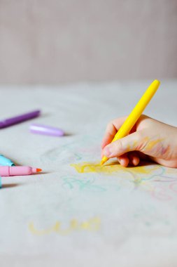 Koltuğun döşemesine keçeli kalemle çocuk eli çizimi. Mobilya kumaşı. Temizlik konsepti. Yüksek kalite fotoğraf