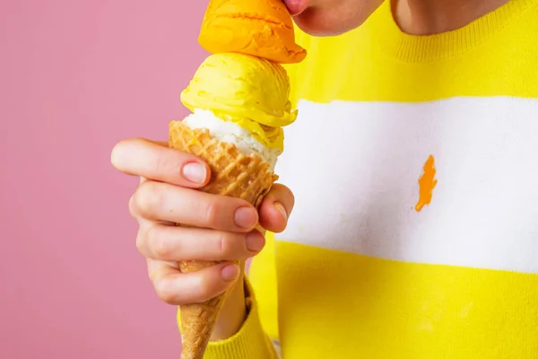 Kepçe Farklı Aromalı Dondurma Yiyen Tanınmayan Bir Kadın Elbiselerindeki Kirli — Stok fotoğraf