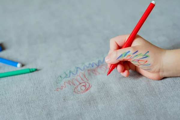 Een Kind Besmeurd Met Inkt Hand Tekening Met Een Rode — Stockfoto