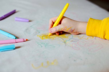 Koltuğun döşemesine keçeli kalemle çocuk eli çizimi. Mobilya kumaşı. Temizlik konsepti. Yüksek kalite fotoğraf