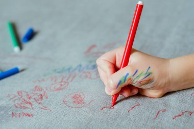 Kanepenin döşemesinde kırmızı kalemle çizilmiş mürekkep kaplı bir çocuk. Mobilya kumaşı. Temizlik konsepti. Yüksek kalite fotoğraf