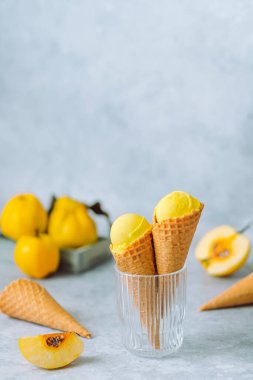 Gözleme külahında kremalı ayva dondurması. Şenlikli tatlı yiyecekler. Gri bir arka planda. Metin için boşluk. Sağlıklı vejetaryen organik tatlı. Yüksek kalite fotoğraf