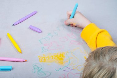Koltuğun döşemesine keçeli kalemle çocuk eli çizimi. Üst Manzara. Mobilya kumaşı. Temizlik konsepti. Yüksek kalite fotoğraf