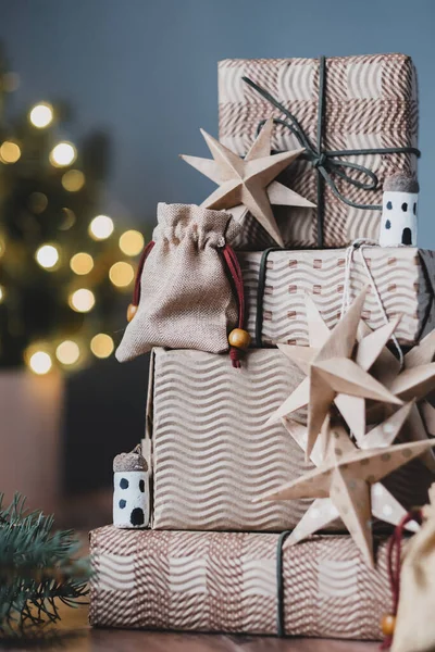 Weihnachtsbaum Mit Geschenken Auf Hölzernem Hintergrund Neben Dem Weihnachtsbaum Diy — Stockfoto