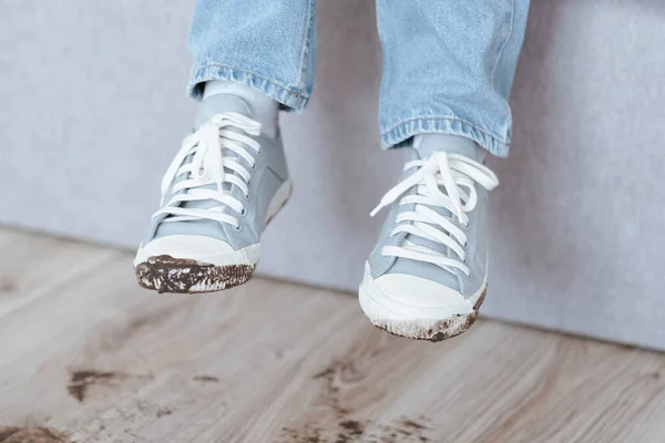 Uma Pessoa Usar Par Sapatos Sujos Pegada Lama Chão Mancha — Fotografia de Stock