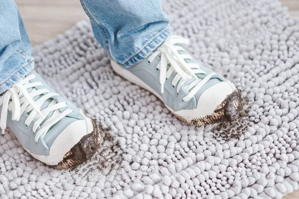 Schmutzige Turnschuhe Hintergrund Mit Einem Fußabdruck Auf Einem Sauberen Grauen — Stockfoto