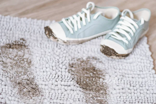 Spur Von Schlammigen Fußabdrücken Auf Grauem Teppich Schmutzige Flecken Alltag — Stockfoto