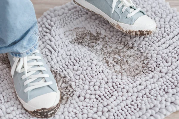 Matschiger Fußabdruck Auf Grauem Teppich Schmutzige Schuhe Mit Schlamm Und — Stockfoto