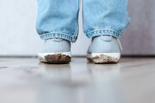 Eine Unkenntliche Person Blauen Jeans Und Schmutzigen Weißen Schuhen Der — Stockfoto