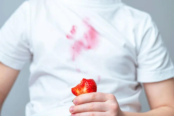 Uma Mancha Vermelha Suja Frente Uma Shirt Branca Mão Uma — Fotografia de Stock