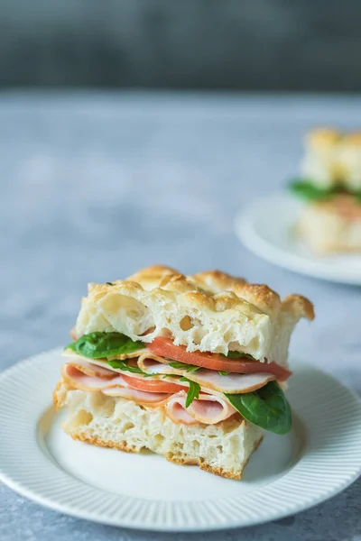 Sandwich Aus Nächster Nähe Mit Schinken Baby Spinat Tomate Rucola — Stockfoto
