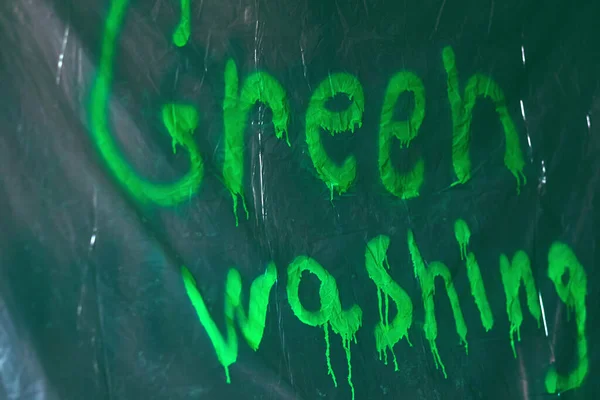 Graffiti Graffiti Greenwashing Spruzzato Con Vernice Verde Polietilene Marketing Ingannevole — Foto Stock