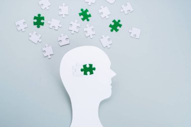 Yeşil yapraklı kağıt kesiği. Düz yat. Endişe, depresyon ve akıl sağlığı konsepti. - Evet. Yüksek kalite fotoğraf