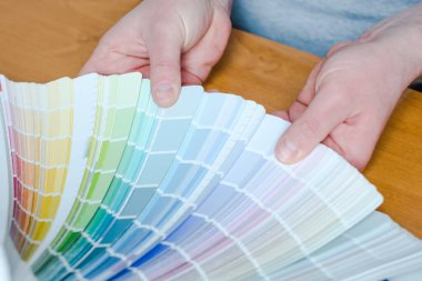 Yakın plan tasarımcı ya da mimar ev dekorasyonu projesi için boya rengi seçiyor. Üst Manzara. Yüksek kalite fotoğraf