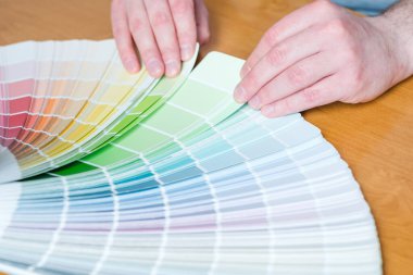 Tasarımcı ya da mimar ev dekorasyonu projesi için boya rengi seçiyor. Üst Manzara. Yüksek kalite fotoğraf