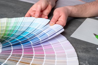 Tasarımcı ya da mimar duvarların renklerini seçerek odayı boyuyor. Evin tadilatı. İç dizayn ilham kaynağı. Üst Manzara. Yüksek kalite fotoğraf