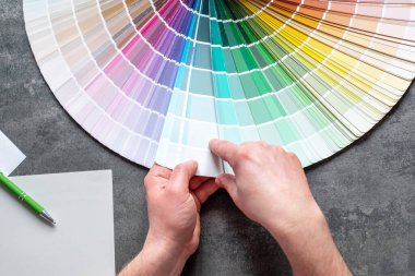 Tasarımcı ya da mimar duvarların renklerini seçerek odayı boyuyor. İç tasarım projesi. Üst Manzara. Yüksek kalite fotoğraf