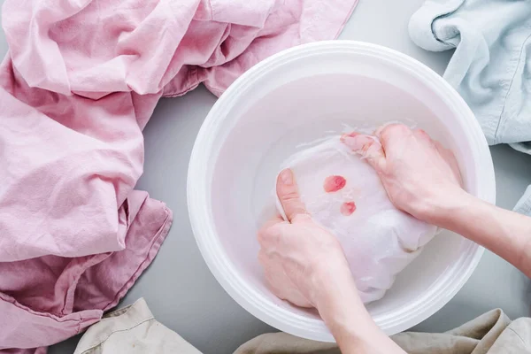 Las Manos Femeninas Empapan Mancha Sangre Ropa Blanca Lavabo Plástico — Foto de Stock