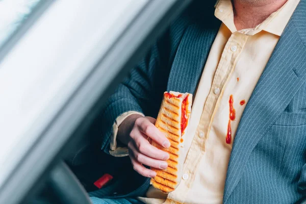 Jovem Derramando Molho Sua Camisa Enquanto Dirigia Carro Comer Enquanto — Fotografia de Stock