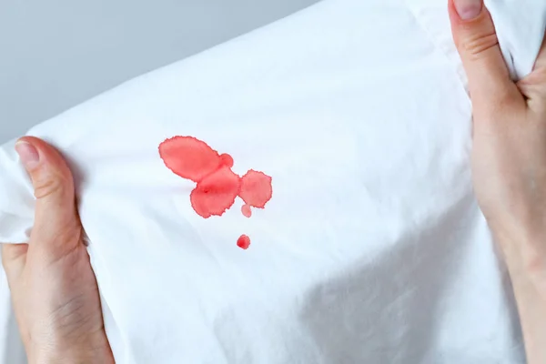 白い布の上に血のしみを落とす こぼれた服 クリーニングの概念のための汚れた汚れ 高品質の写真 — ストック写真