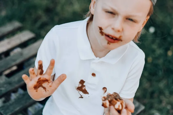 Băiat Mâinile Faţa Ciocolată Petele Mâncare Brună Haine Albe Aer — Fotografie, imagine de stoc