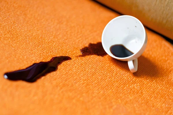 Кофе Разливается Чашки Ковре Семейная Жизнь Концепция Очистки Пятен Высокое — стоковое фото