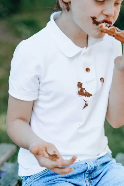 Niño Mostrando Chocolate Derretido Mano Manchas Chocolate Sucio Ropa Blanca — Foto de Stock