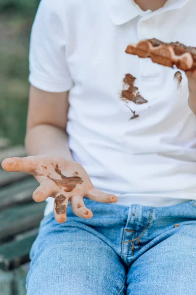 Copil Care Arată Ciocolată Topită Mână Petele Ciocolată Murdare Haine — Fotografie, imagine de stoc