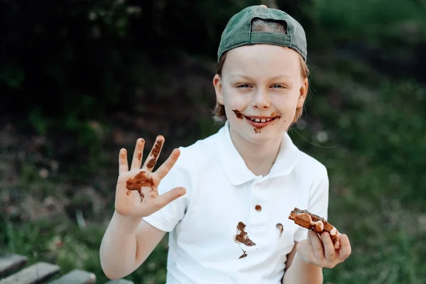 Portrét Chlapce Obličejem Rukama Čokoládě Špinavé Čokoládové Skvrny Bílém Oblečení — Stock fotografie