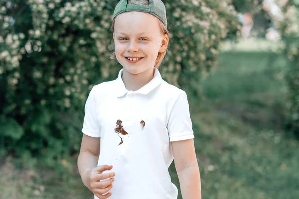 Mot Ett Barn Med Smutsiga Chokladfläckar Vita Kläder Begreppet Vardagsfläckar — Stockfoto