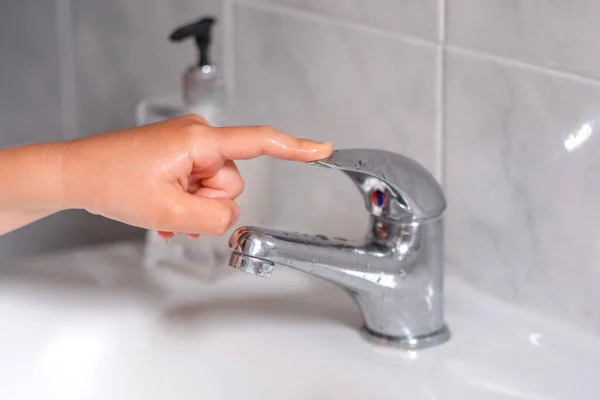 Niño Apaga Grifo Agua Después Procedimientos Higiénicos Concepto Ahorra Agua — Foto de Stock