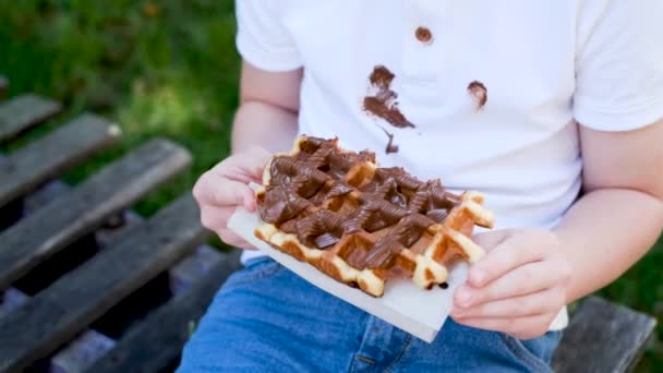 Primer Plano Niño Comiendo Gofres Belgas Con Manos Chocolate Pegajosas — Vídeos de Stock