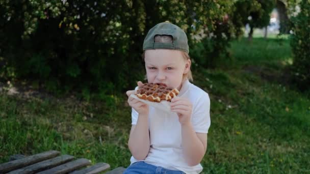 Potret Seorang Anak Dengan Wajah Dan Tangan Dalam Coklat Cair — Stok Video