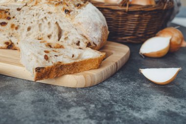 Sandviçler için ev yapımı tam buğday ekmeği ya da kızarmış beton arka plan. Karamelli soğanlı ekşi ekmek. Sağlıklı organik yiyecekler. Yüksek kalite fotoğraf