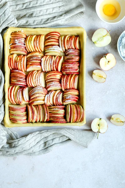 用配料烹调苹果奶油派 美味的苹果馅饼或派放在桌子上 秋季菜单的想法 健康饮食的概念 顶视图 高质量的照片 — 图库照片