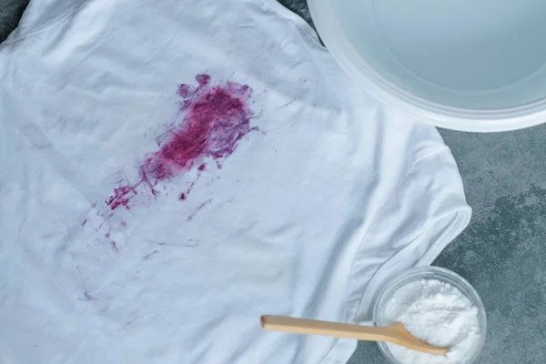 Βρώμικος Λεκές Βατόμουρου Λευκά Ρούχα Μπολ Νερό Μαγειρική Σόδα Τσιμεντένιο Εικόνα Αρχείου