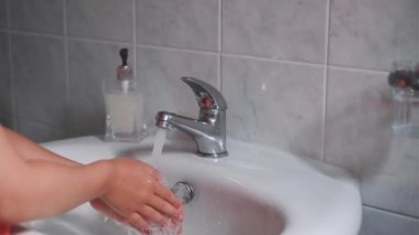Banyoda yemek yemeden önce el yıkamak ve su sızıntısını gidermek. Bu kavram suyu ve çevreyi korur. Yüksek kalite 4k görüntü