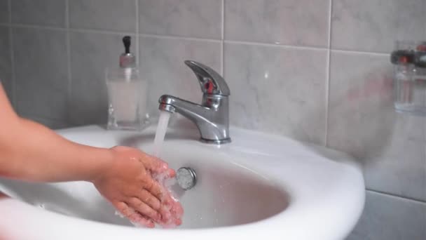 Egy Gyerek Kézmosás Evés Előtt Fürdőszobában Higiénia Tisztaság Környezetvédelem Bolygó — Stock videók