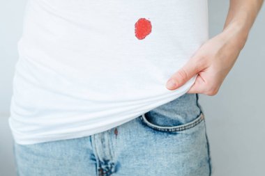 Beyaz bir beze kan damlası. Temizlik konsepti için kirli leke. Yüksek kalite fotoğraf