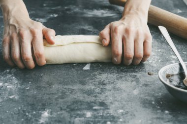 Adım adım evde tarçınlı hamur yapma süreci. Tatil pastası. Yüksek kalite fotoğraf