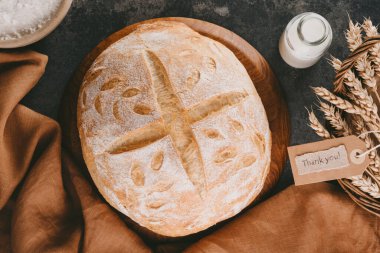 Malzemeli Fransız ekmeği. Kulak ve buğday desenleri alıyorum. Paskalya bayramı ekmeği. Üst Manzara. Yüksek kalite fotoğraf