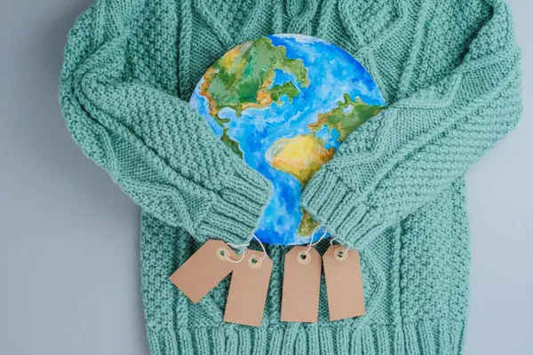 Ärmar Stickad Tröja Kramar Planeten Med Etiketter Ansvarsfulla Konsumtionskläder Miljövänlighet Stockbild