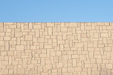 Gökyüzünün arka planında antika tuğla duvar. Soyut kumlu arka plan, doku. - Evet. Yüksek kalite fotoğraf