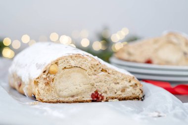 Noel Stollen Geleneksel Noel ışıklarıyla geleneksel pasta tatlısı. Geleneksel kremalı tatlı meyveli ekmek. Yüksek kalite fotoğraf