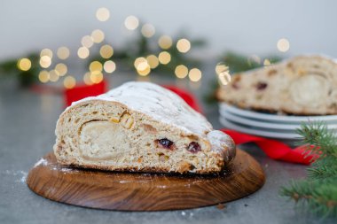 Noel çalı çırpı, kurutulmuş meyve ve fındıkla kesilmiş arka plandaki Noel ışıklarına pudra şekeri serpiştirilmiş. Yüksek kalite fotoğraf