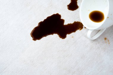  Koltuğun döşemesine ya da halıya kahve döküldü. Temizlik konsepti için günlük hayatta kirli lekeler. Yüksek kalite fotoğraf